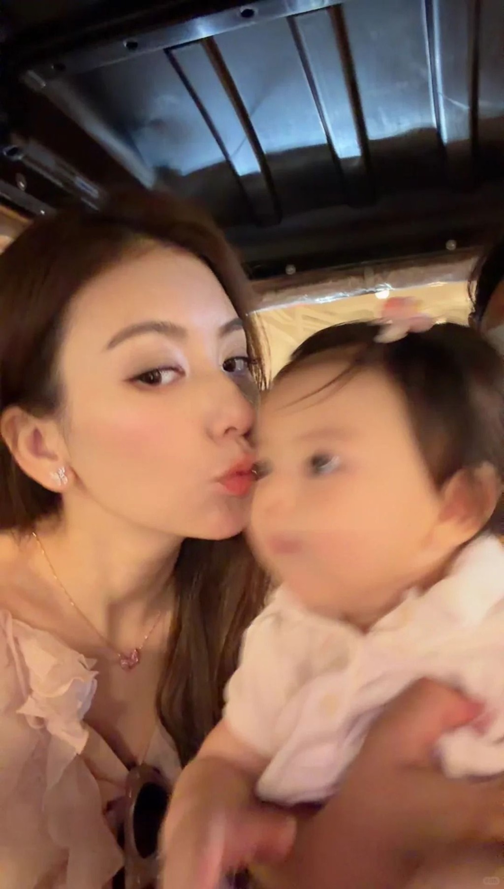 方媛向細女送上一吻，曝光囡囡樣貌。