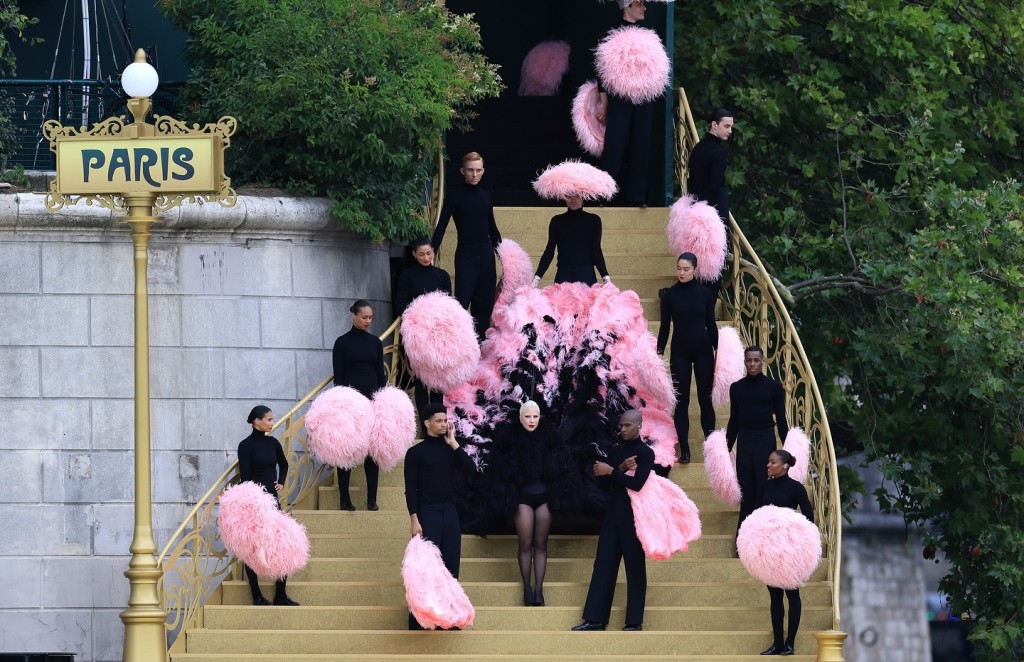 Lady Gaga以一身黑色紧身Dior套装现身塞纳河畔。