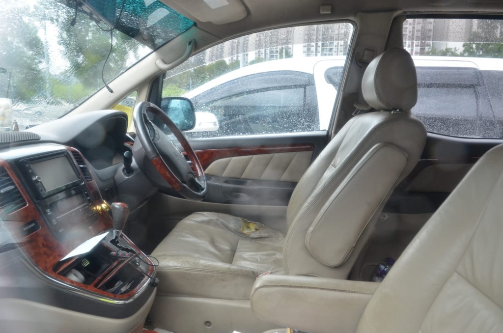 被扣查的三輛中港白牌車。林思明攝