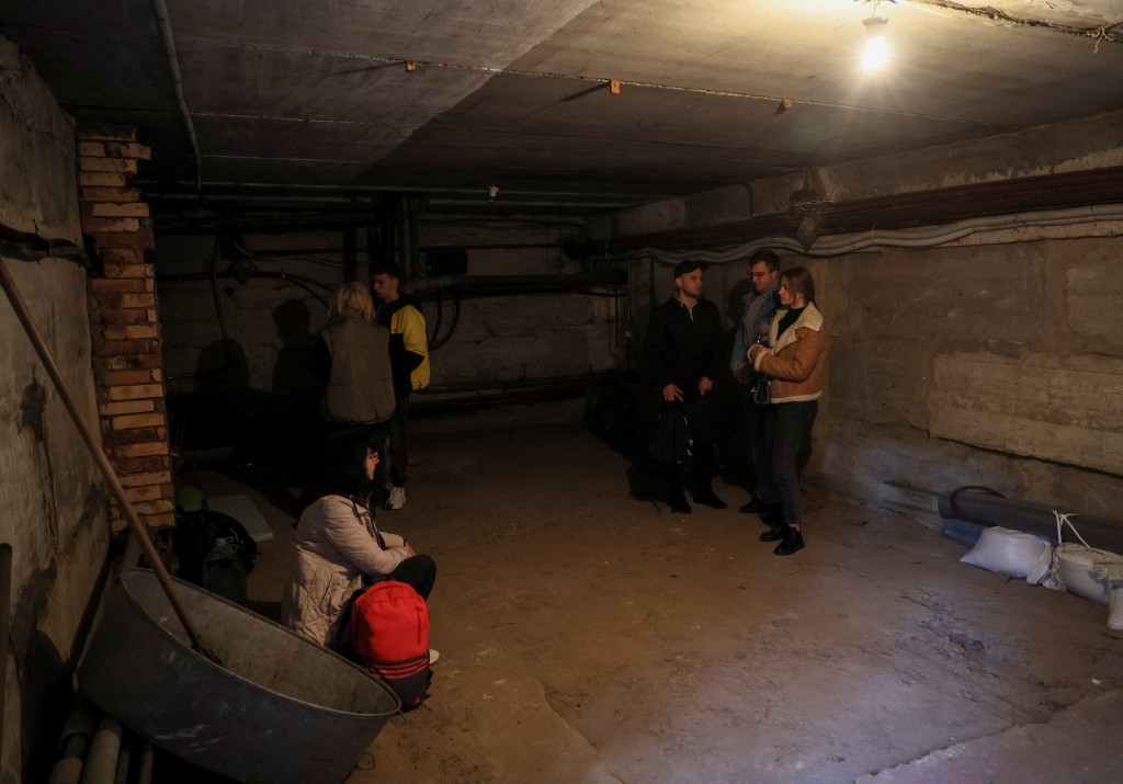 俄罗斯袭击乌克兰期间，乌克兰基辅民众躲在建筑物的地下室。路透