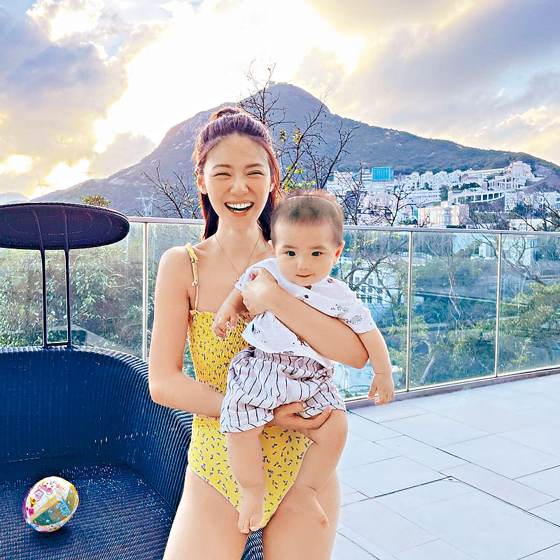 Elva泳裝上陣狀態fit爆，精靈囝囝就完全唔驚水。