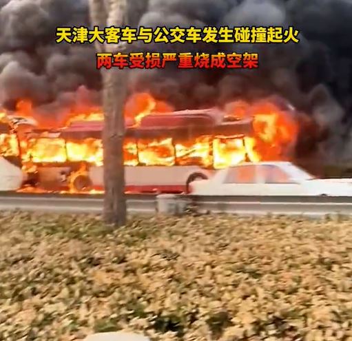 兩架巴士燒通頂。