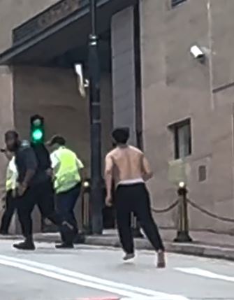 另一名南亞男走避。Threads@shek_jaaai