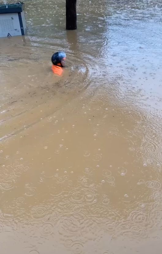 韶关大叔冒险在水中开电动单车的影片在内地热传。