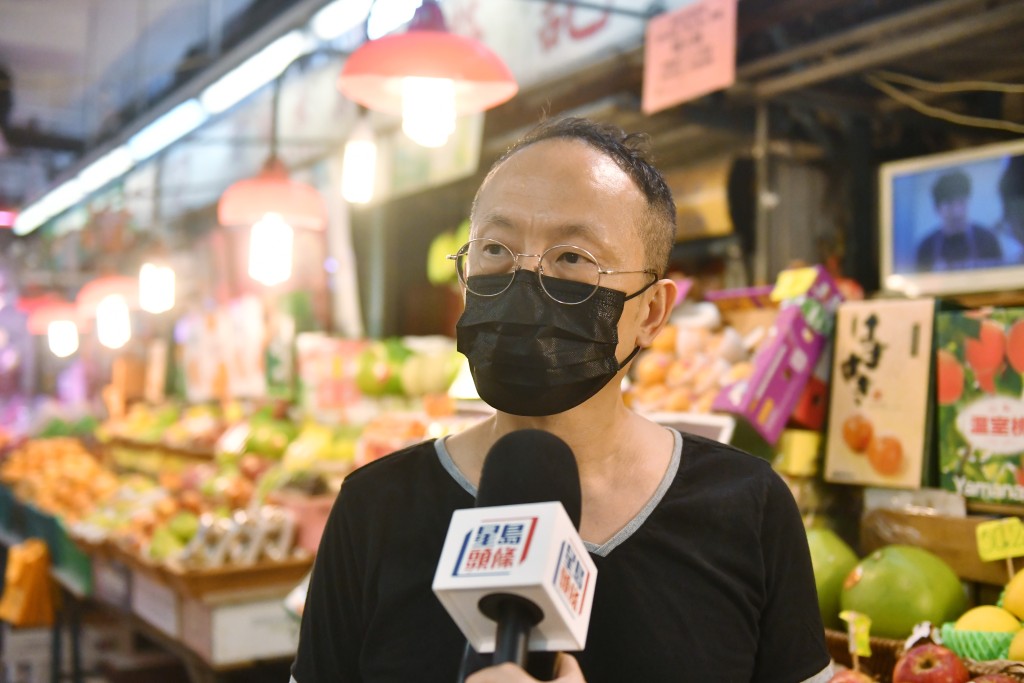 荣记生果店老板陈先生表示，相信港人会食少啲日本水果。陈极彰摄