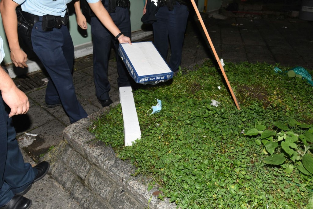 警員在現場100米外檢獲一個相信屬於疑犯的口罩。