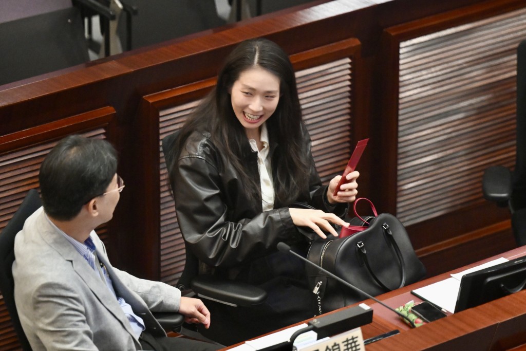 江旻憓收到會計界吳錦華的派利是,報以甜笑。 江旻憓收到會計界吳錦華的派利是,報以甜笑。