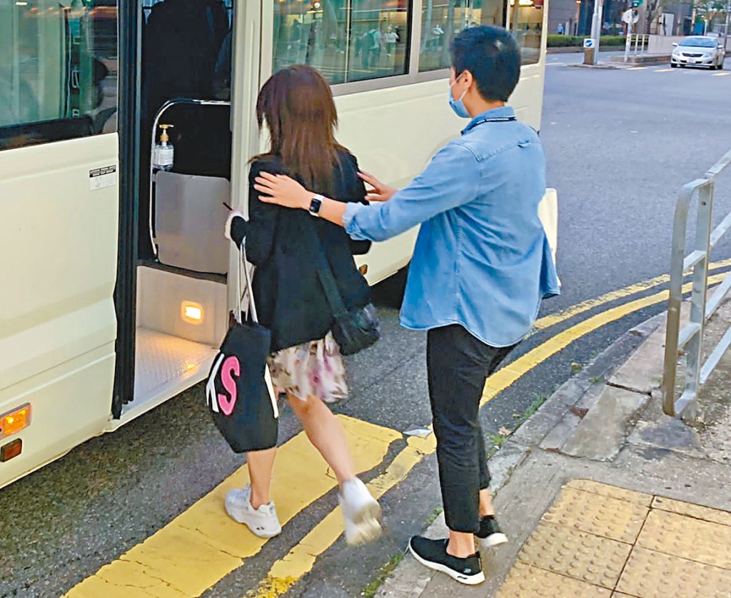 警方在無牌按摩院拘捕一名女子。