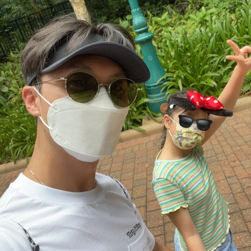 王浩信帶女兒去迪士尼玩。