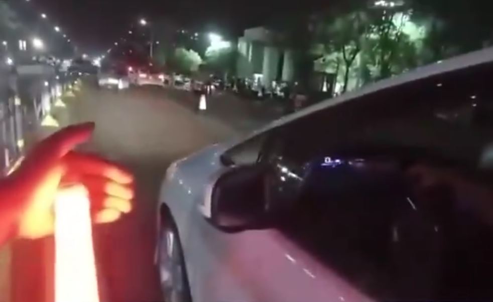 武漢交警蔣仲超因攔停衝路障汽車，被頂行逾600米殉職。微博