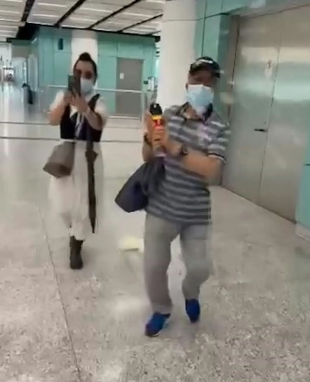 何伯與何太當日出行，於商場內向女途人噴殺蟲水。網上影片截圖