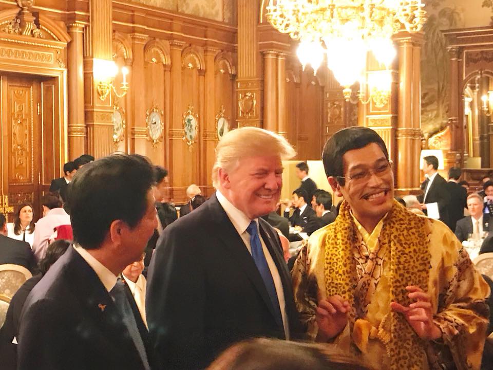 Piko太郎與安倍及特朗普合照，特朗普見到他時，即問他：「你不唱歌嗎？」
