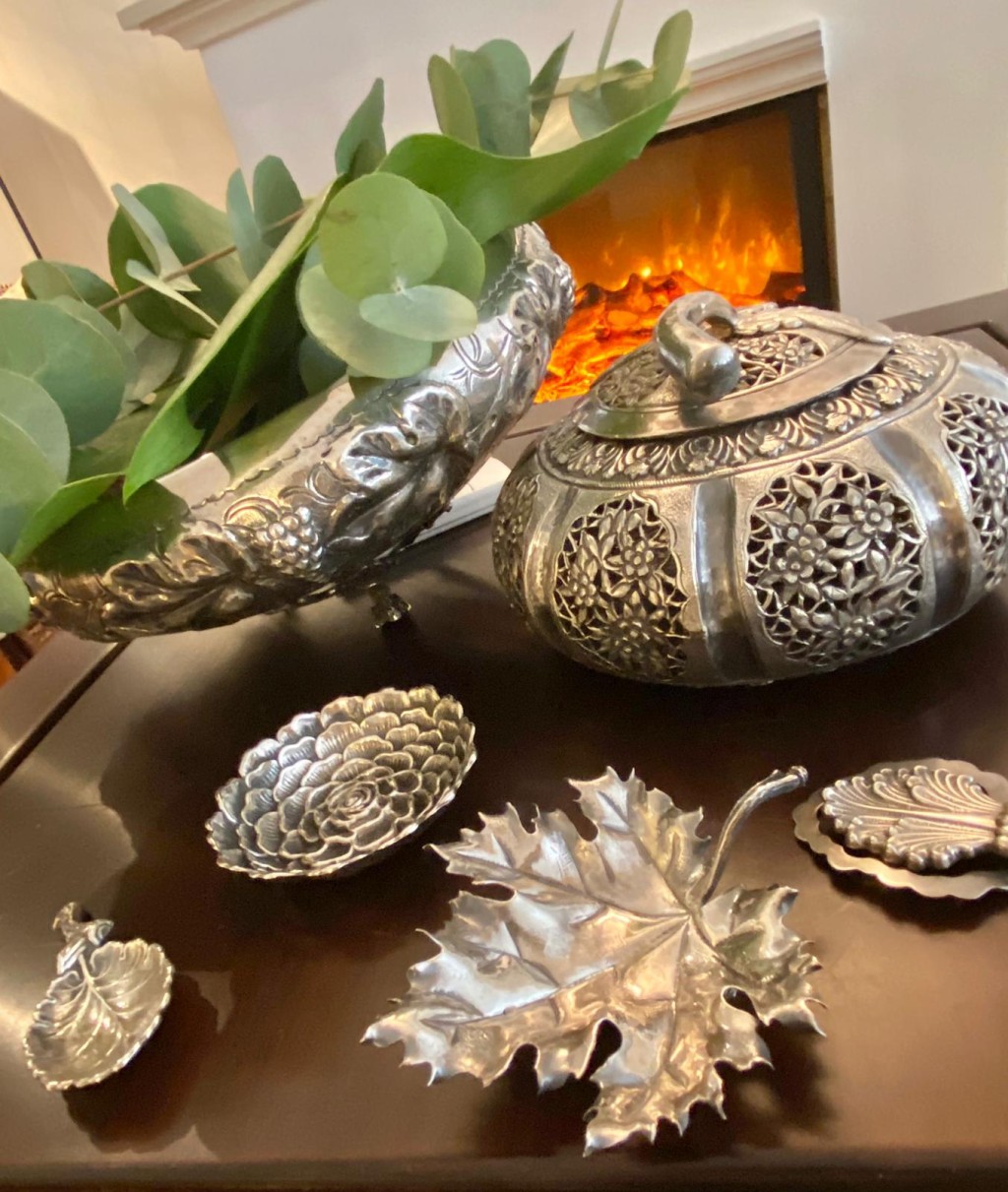 可用小梳打粉来洗擦氧化发黑的银器及银首饰。