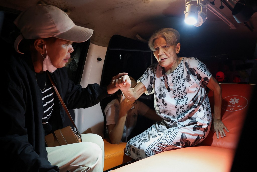 有老者獲救。路透社