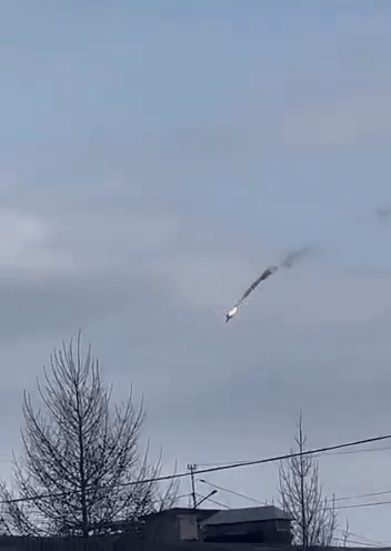 网片显示，俄罗斯米格-31战机空中起火，持续飞行了一段距离后，开始垂直坠落。