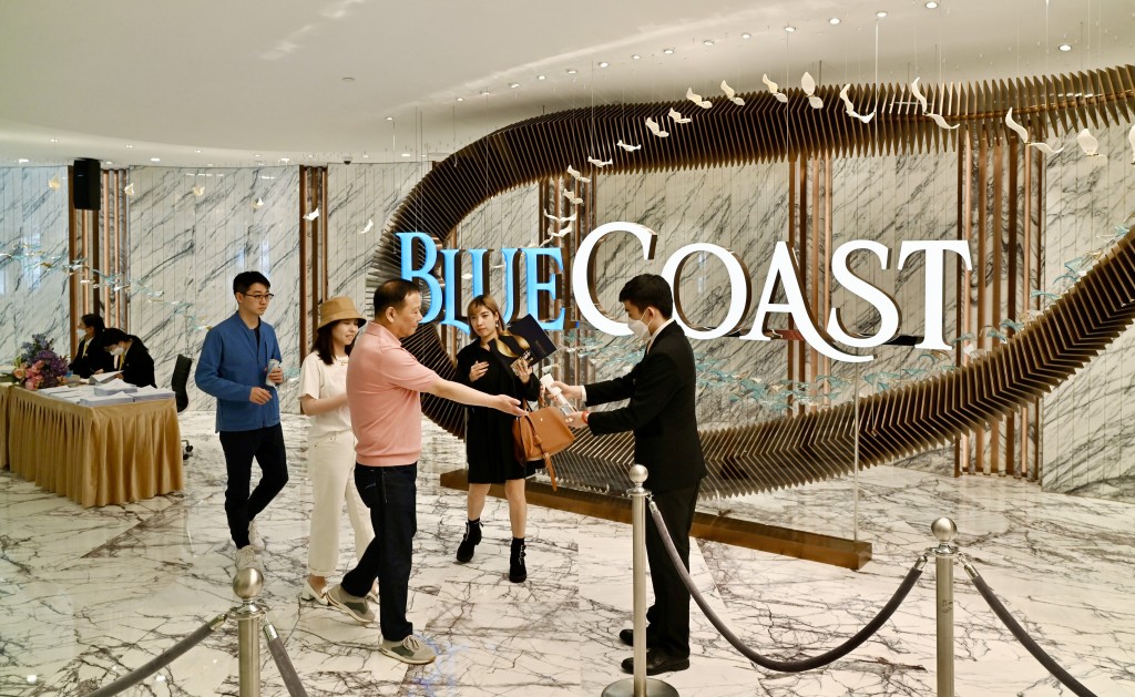 長實黃竹坑站上蓋港島南岸 Blue Coast 截票及參觀。