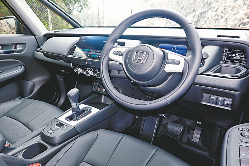 ●車廂陳設簡雅時尚,四周設有多組杯架及儲物空間。