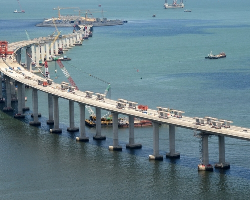 路政署回應指港珠澳橋承建商有28%表格無依時交。資料圖片