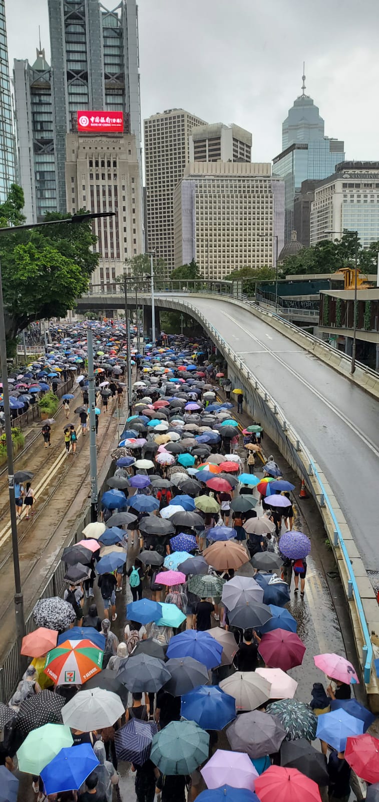 示威者佔據金鐘道