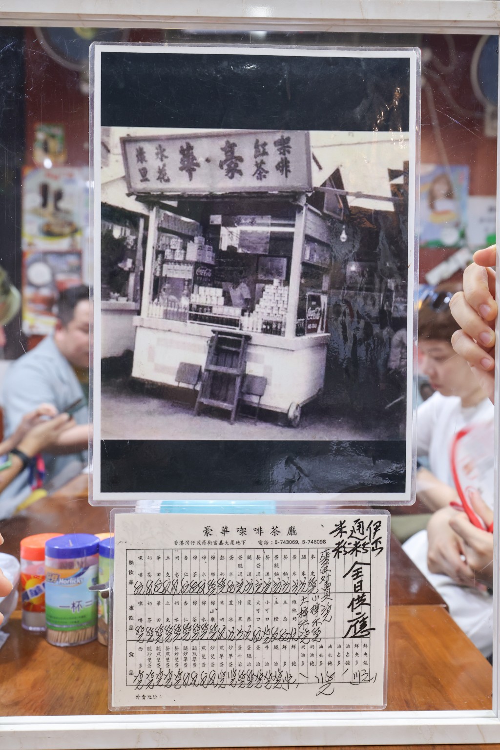 「文學故事 X 灣仔美食」導賞團在欣賞本地文學作品的同時，深入了解本港飲食文化的歷史。市建局供圖