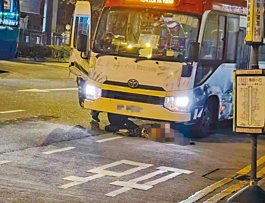 ■被拖行十七公里的過路翁伏屍車頭下。