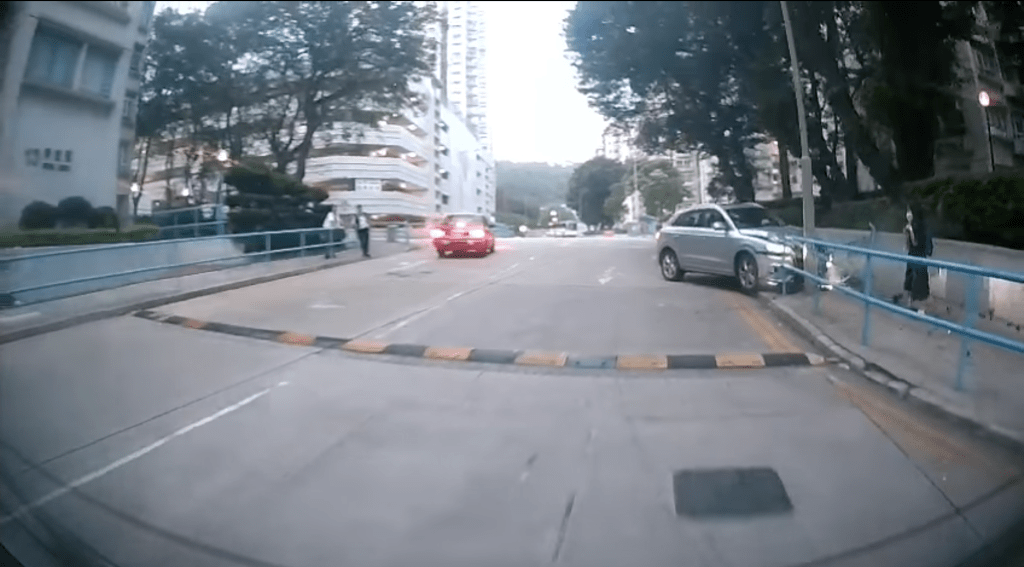私家車撞向一支燈炷。車cam L（香港群組）片段截圖