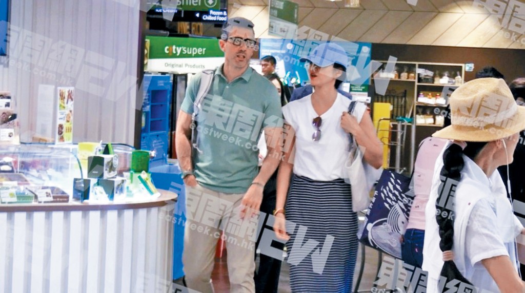 《東周刊》獨家直擊到Gigi與老公低調拍拖行超市。