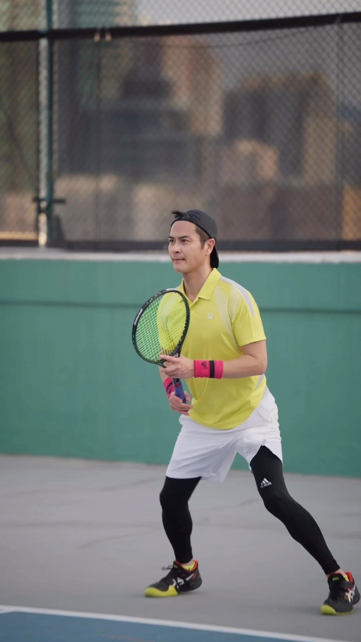 郑嘉颖平时喜爱打网球。