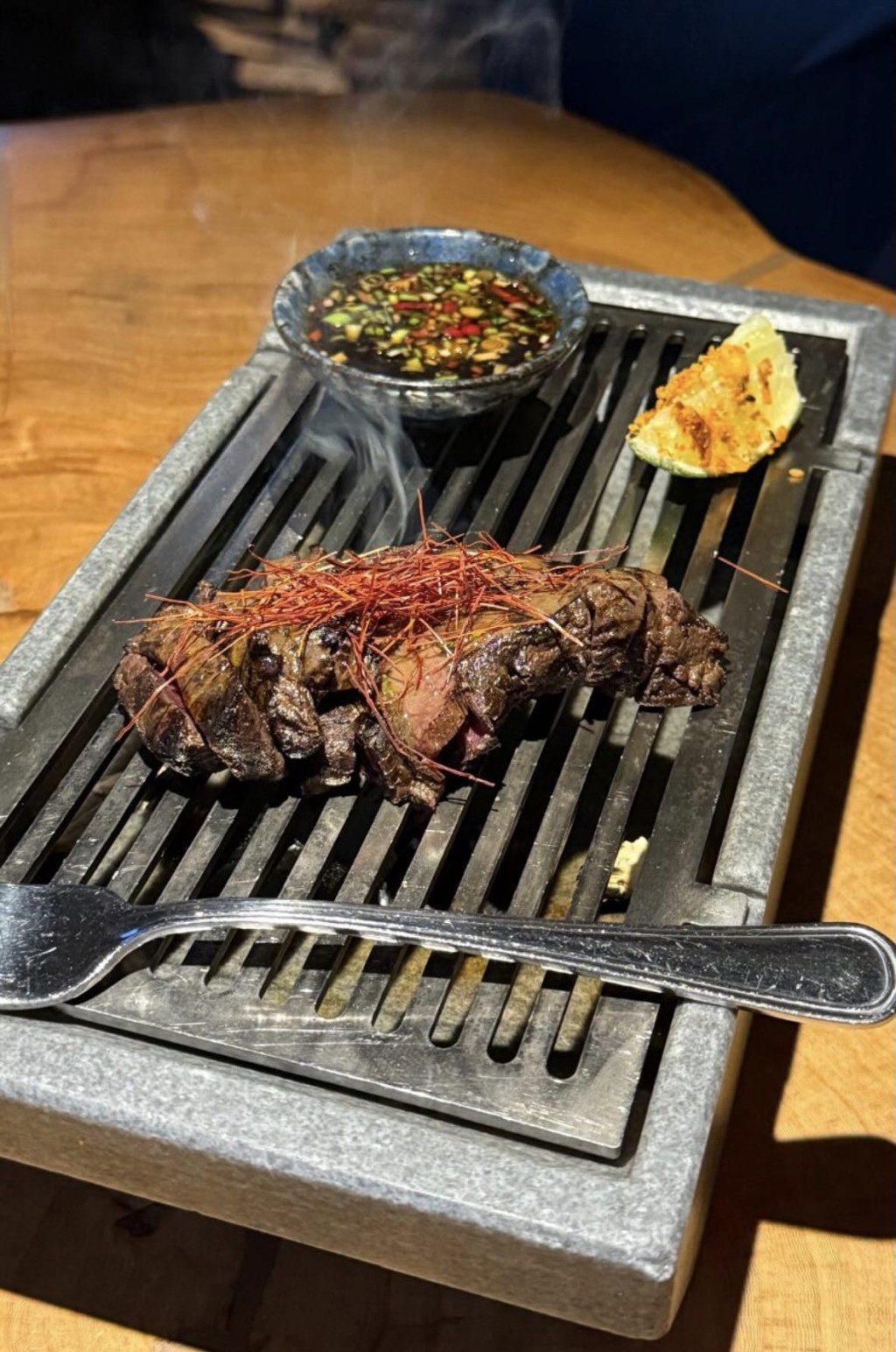 郭小姐稱親友曾在與團友曾經用膳的同一間餐廳光顧,但「食物熱到出煙」,質疑旅行社膳食安排不周。(受訪者提供) 郭小姐稱親友曾在與團友曾經用膳的同一間餐廳光顧,但「食物熱到出煙」,質疑旅行社膳食安排不周。(受訪者提供)