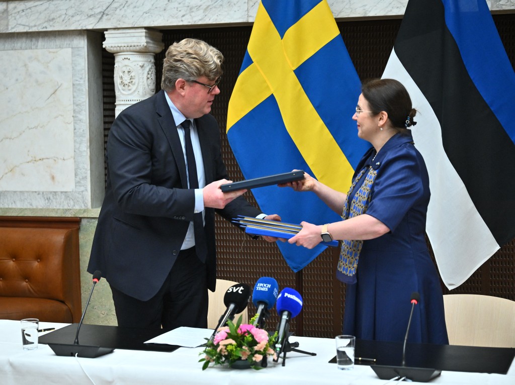 瑞典司法部長 Gunnar Strömmer(左)和愛沙尼亞司法和數字事務部長 Liisa-Ly Pakosta 簽署在愛沙尼亞租賃監獄的協議。法新社 瑞典司法部長 Gunnar Strömmer(左)和愛沙尼亞司法和數字事務部長 Liisa-Ly Pakosta 簽署在愛沙尼亞租賃監獄的協議。法新社