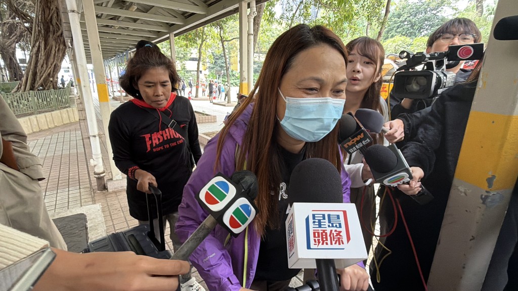 曾女士用輪椅推着老人家，返回宏志閣執拾細軟。