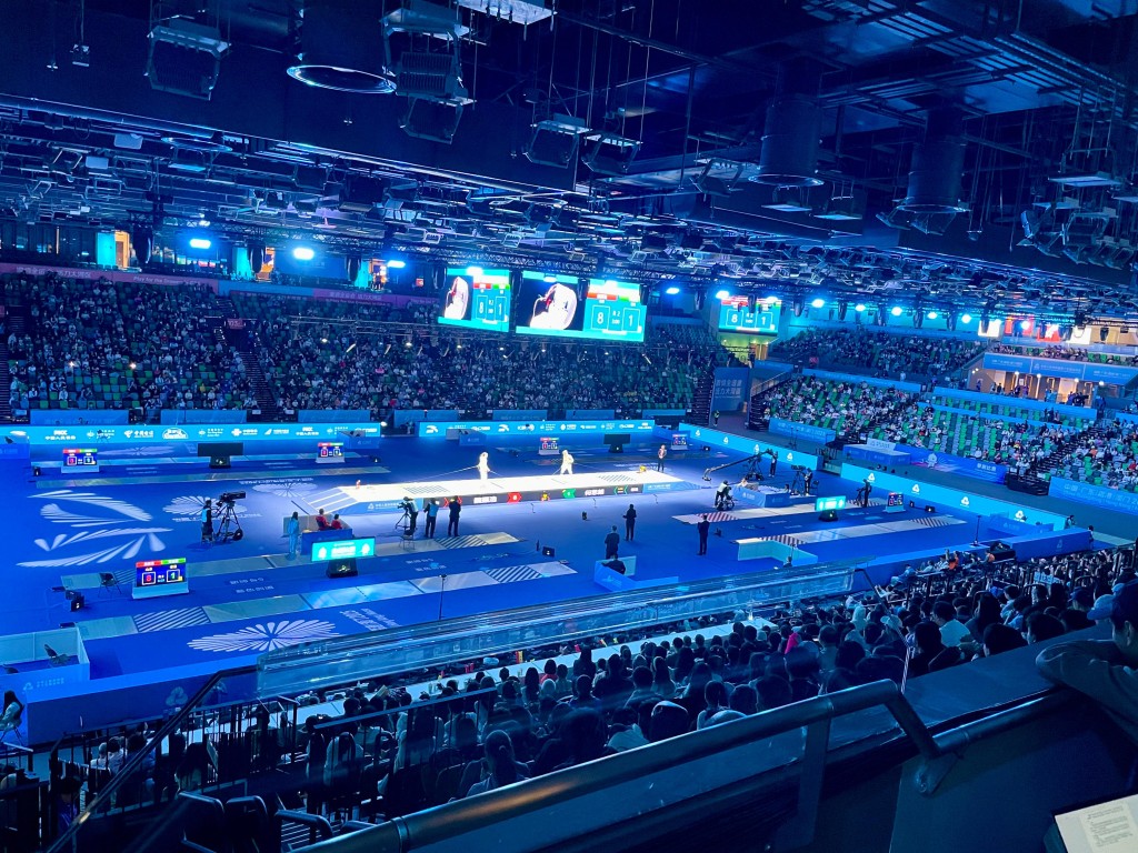 啟德體藝館第一天舉行全運會劍擊賽,已吸引八成觀眾入場。徐嘉華攝 啟德體藝館第一天舉行全運會劍擊賽,已吸引八成觀眾入場。徐嘉華攝