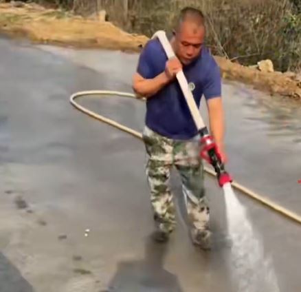 韶關大竹山村村民花了9天沖洗20公里道路，歡迎遊子回家過年。抖音＠遼思河