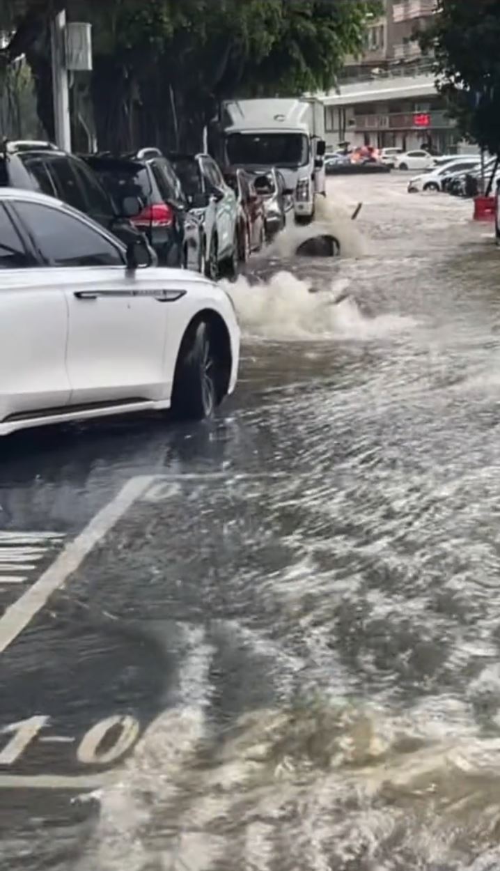 廣東多地暴雨，汕尾陸豐有觀測站錄逾400毫米雨量，惠來縣有多艘船被沖走。  