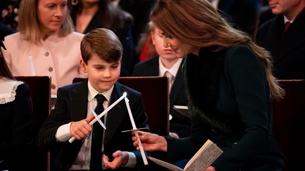 凱特與幼子路易在聖誕禮拜上點蠟燭。 美聯社 凱特與幼子路易在聖誕禮拜上點蠟燭。 美聯社