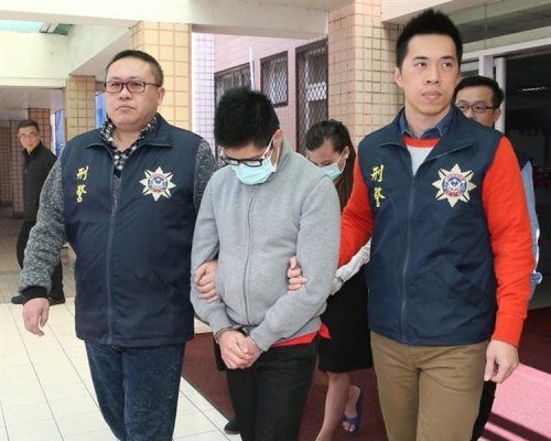 台灣警方拘捕男乘客。
