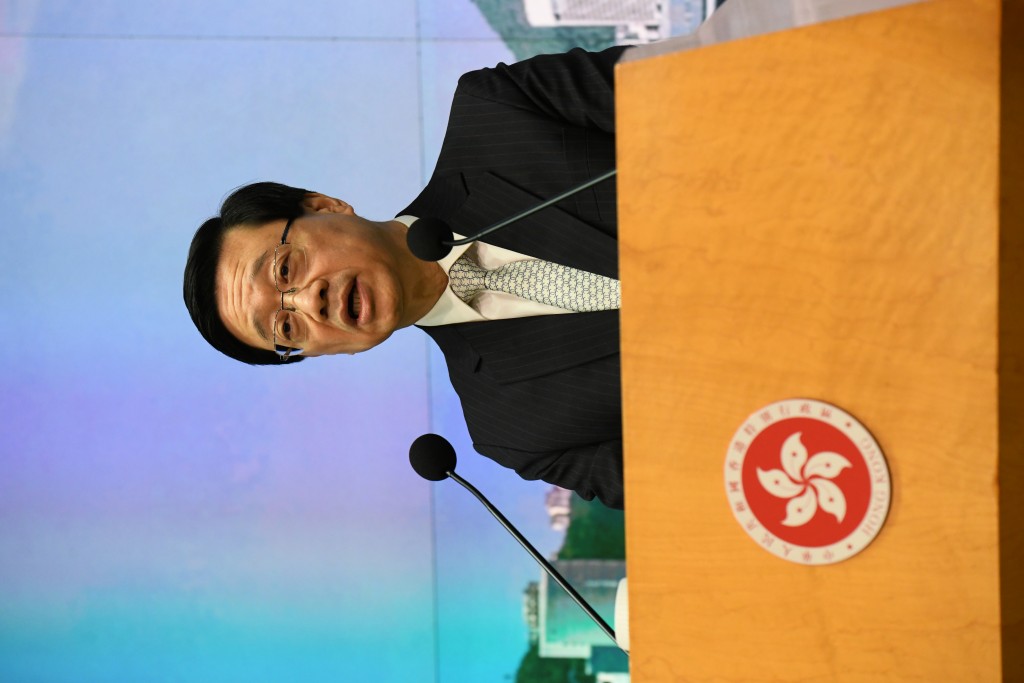 李家超行政會議前見記者。（何健勇攝）