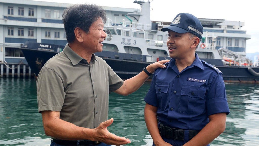 徐偉雄(左)及吳穎倫(右)均認同水警的「同舟之情」正正反映了警隊的團隊精神。