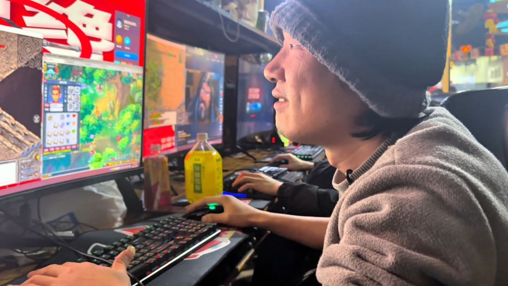 6毫網吧的消費者，幾乎沒有本地人，全是各種原因未回家的遊子。抖音＠拾酒