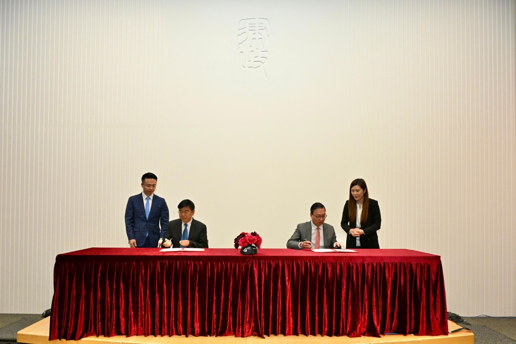 林定國（右二）與重慶市司法局副局長熊世明（左二）簽署《渝港法律服務合作框架安排》。政府新聞處