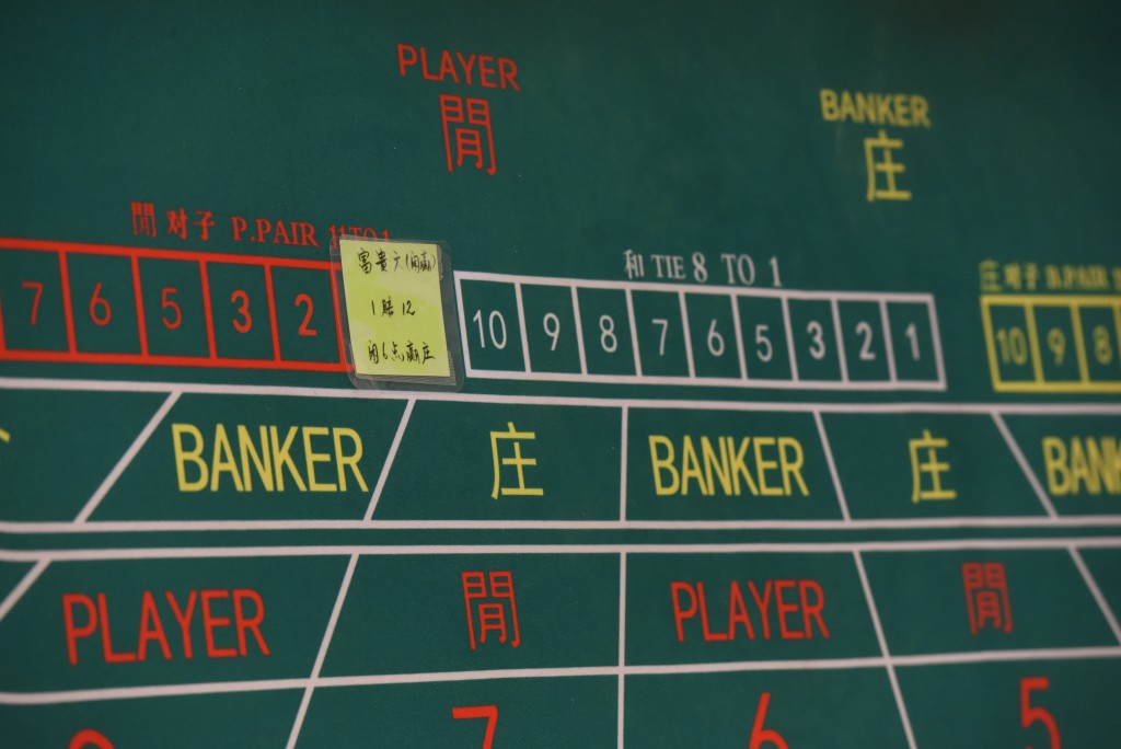 警方在行动中捡获大量赌具，包括百家乐、牌九等赌桌。(黄文威摄)