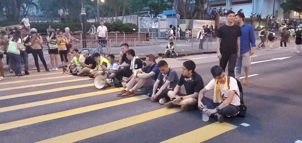 一班區議員到場要求與警察對話