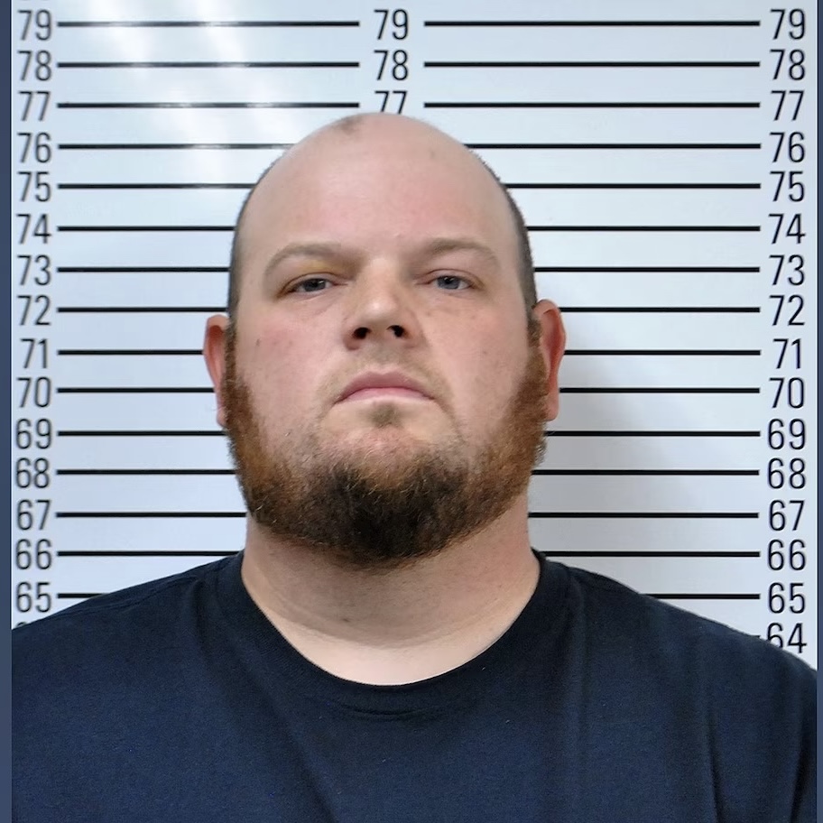 䦒槍男子亞當斯。  Stephens County Sheriff's Office