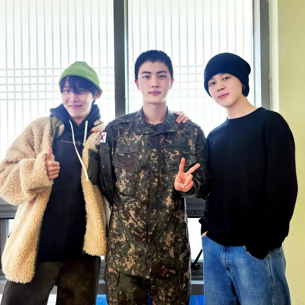 Jin當時獲隊友陪同入軍營。