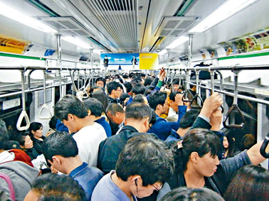 挤拥的日本电车是痴汉温。