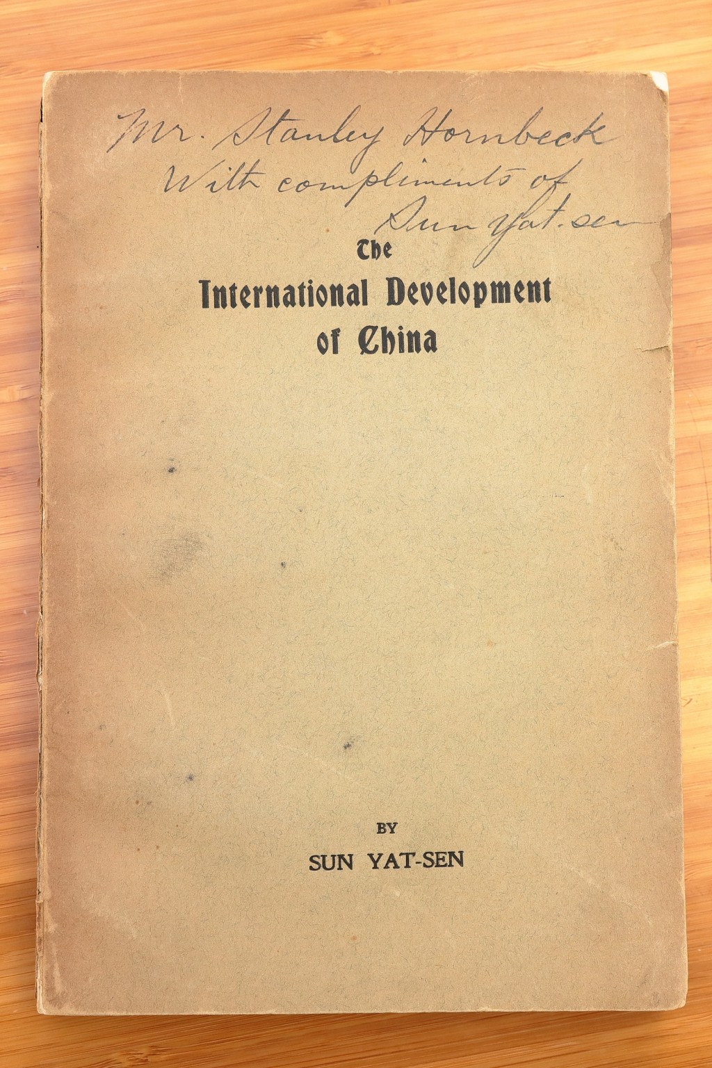 孫中山親筆簽名的著作《The international development of China》恒大提供圖片