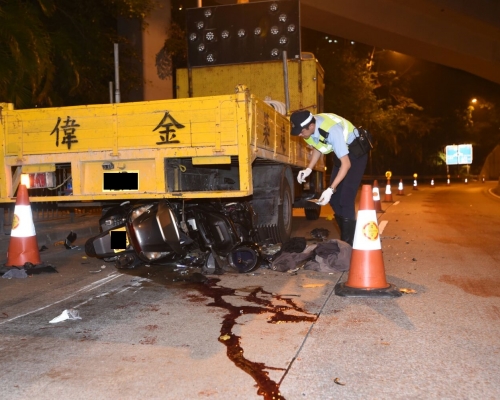 血跡長達數米。