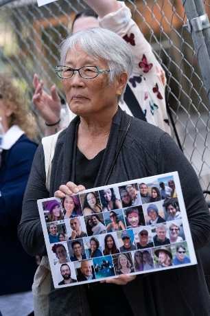 死者亲人周四在洛杉矶法院外展示三十多名死者的照片。美联社