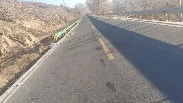 甘肅蘭州大年初三有近20人的家族在公路祭祖時,被汽車撞倒致2死3重傷。 甘肅蘭州大年初三有近20人的家族在公路祭祖時,被汽車撞倒致2死3重傷。