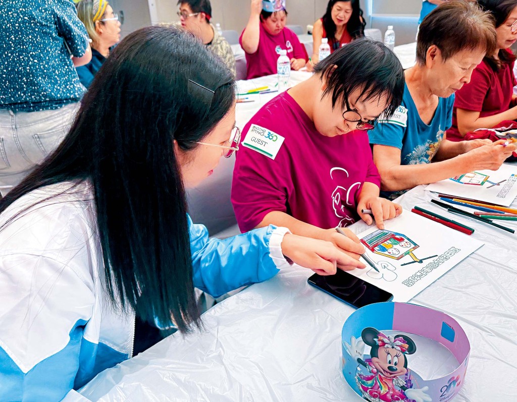 團員在畫紙上發揮創意，以繽紛色彩記錄下在昂坪的一天。